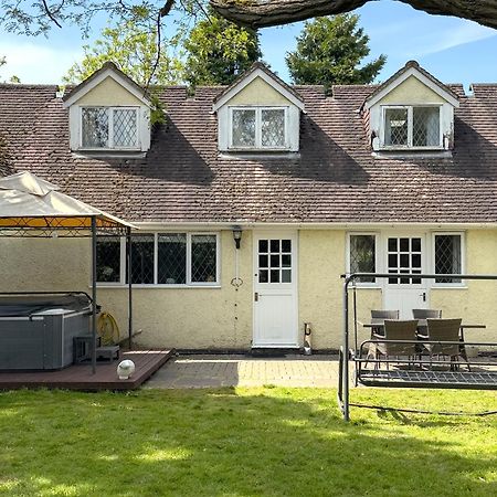 Rural Lodge Stay In Windsor! Hot Tub! Sleeps 20 Bray Zewnętrze zdjęcie