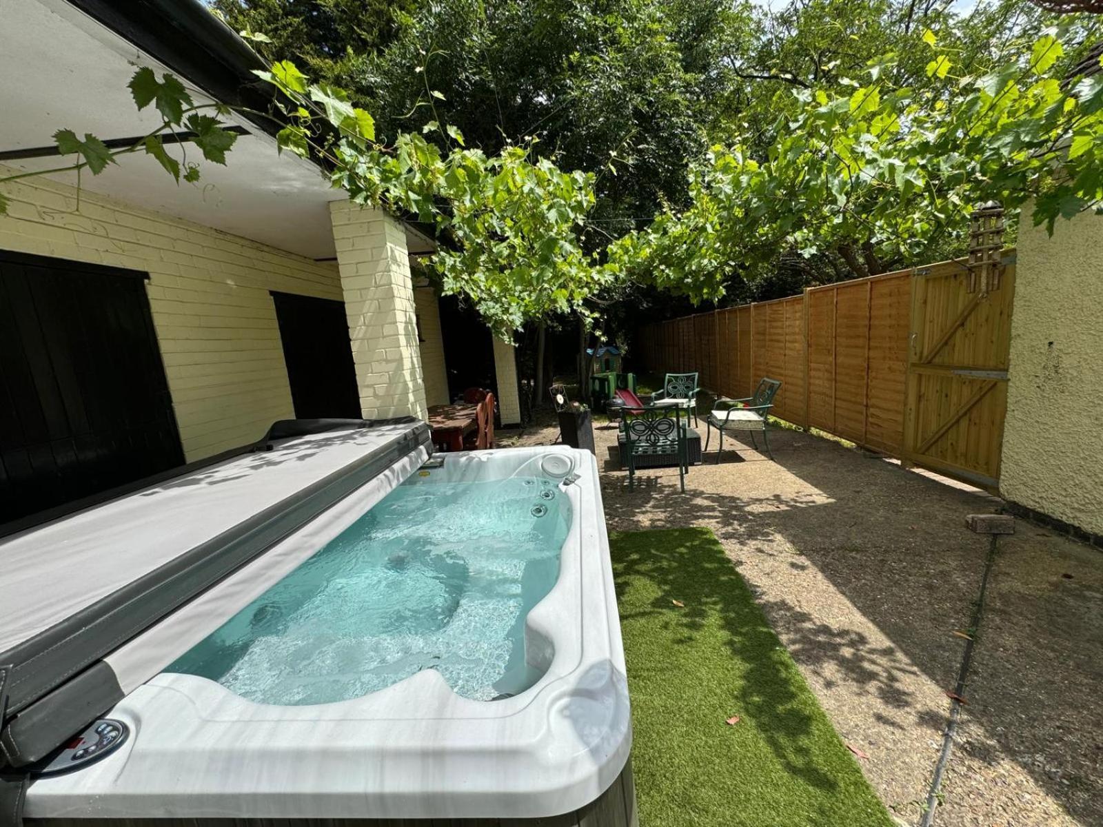 Rural Lodge Stay In Windsor! Hot Tub! Sleeps 20 Bray Zewnętrze zdjęcie