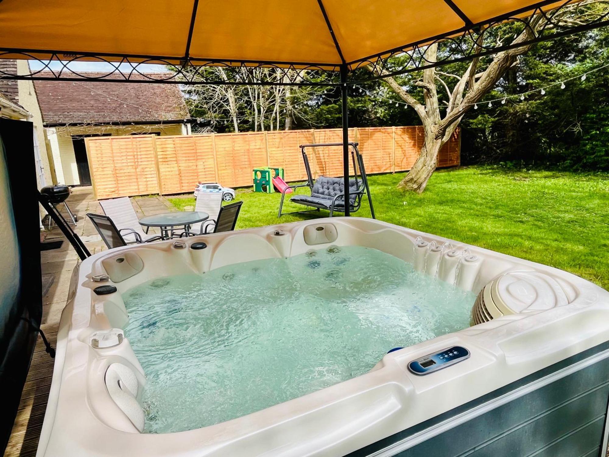 Rural Lodge Stay In Windsor! Hot Tub! Sleeps 20 Bray Zewnętrze zdjęcie