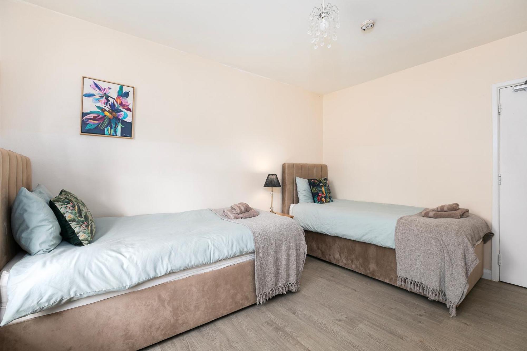 Rural Lodge Stay In Windsor! Hot Tub! Sleeps 20 Bray Zewnętrze zdjęcie