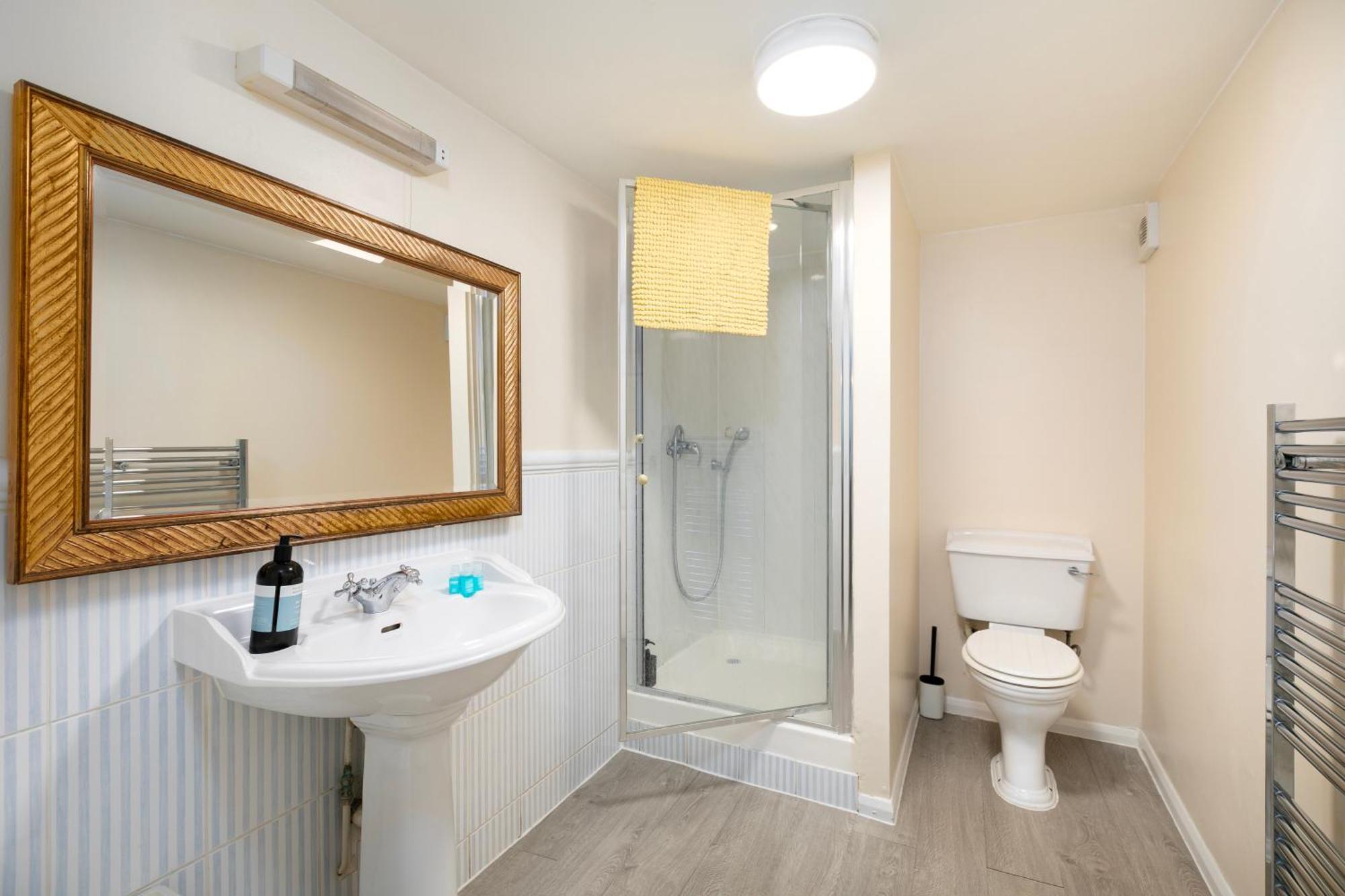 Rural Lodge Stay In Windsor! Hot Tub! Sleeps 20 Bray Zewnętrze zdjęcie