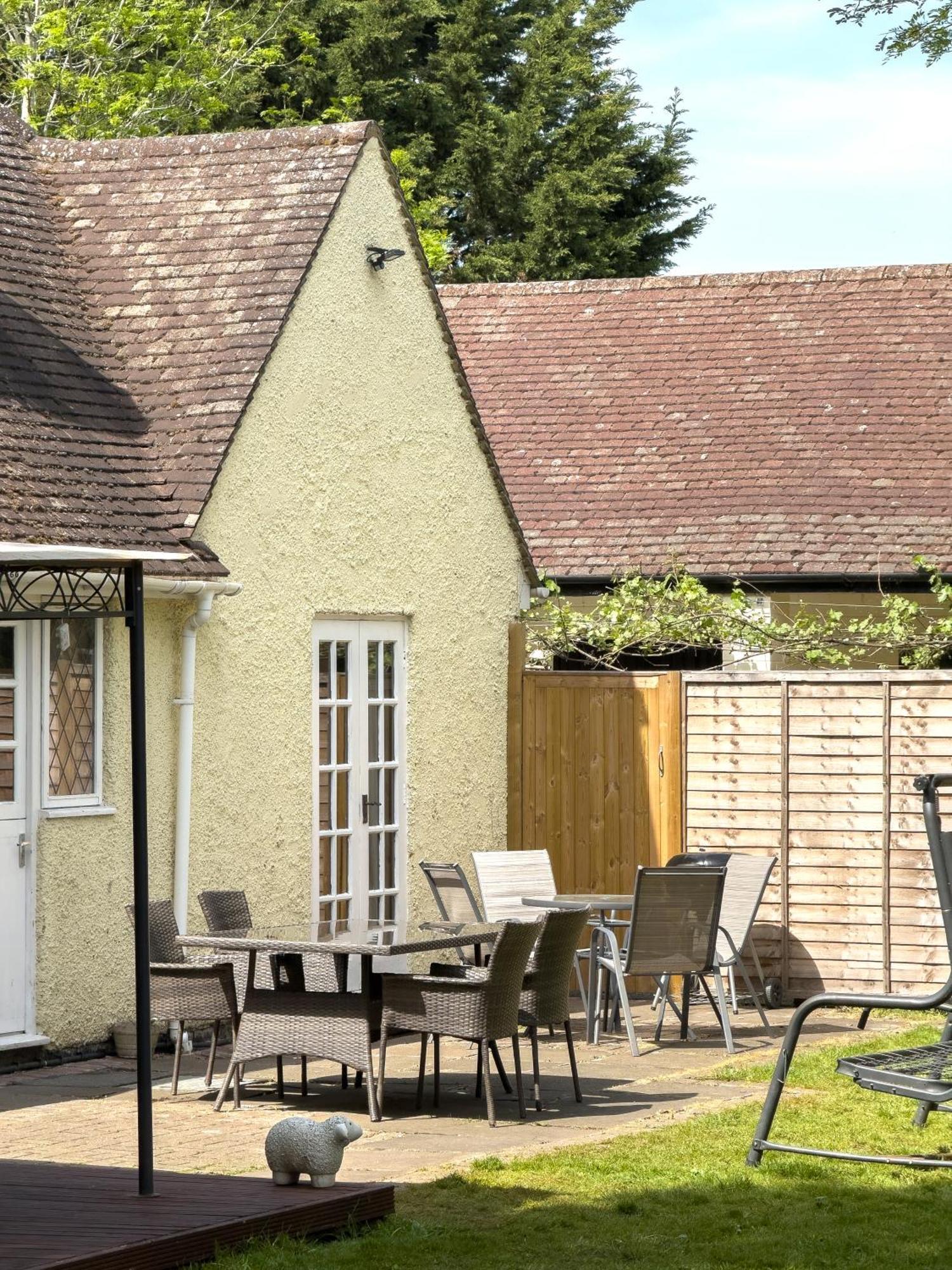 Rural Lodge Stay In Windsor! Hot Tub! Sleeps 20 Bray Zewnętrze zdjęcie