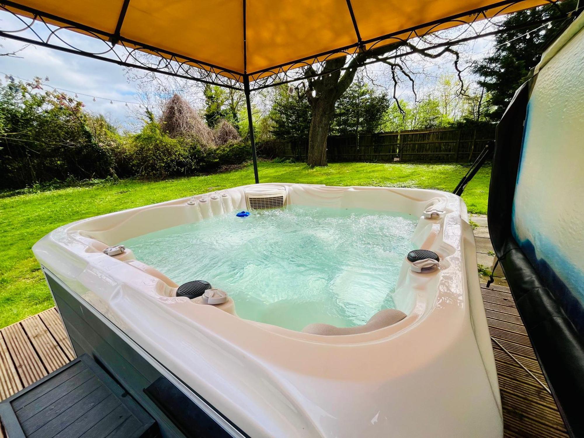 Rural Lodge Stay In Windsor! Hot Tub! Sleeps 20 Bray Zewnętrze zdjęcie