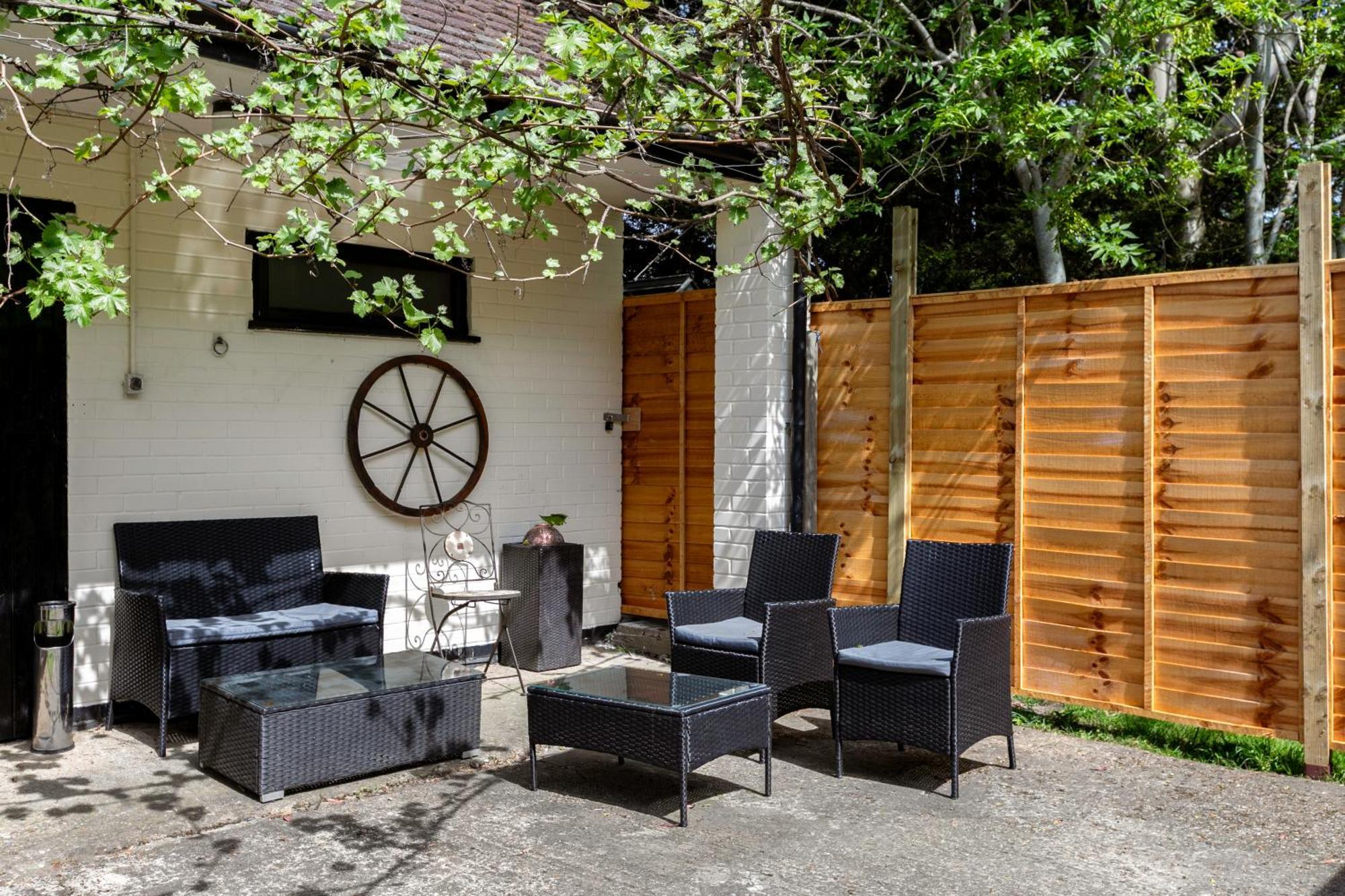Rural Lodge Stay In Windsor! Hot Tub! Sleeps 20 Bray Zewnętrze zdjęcie