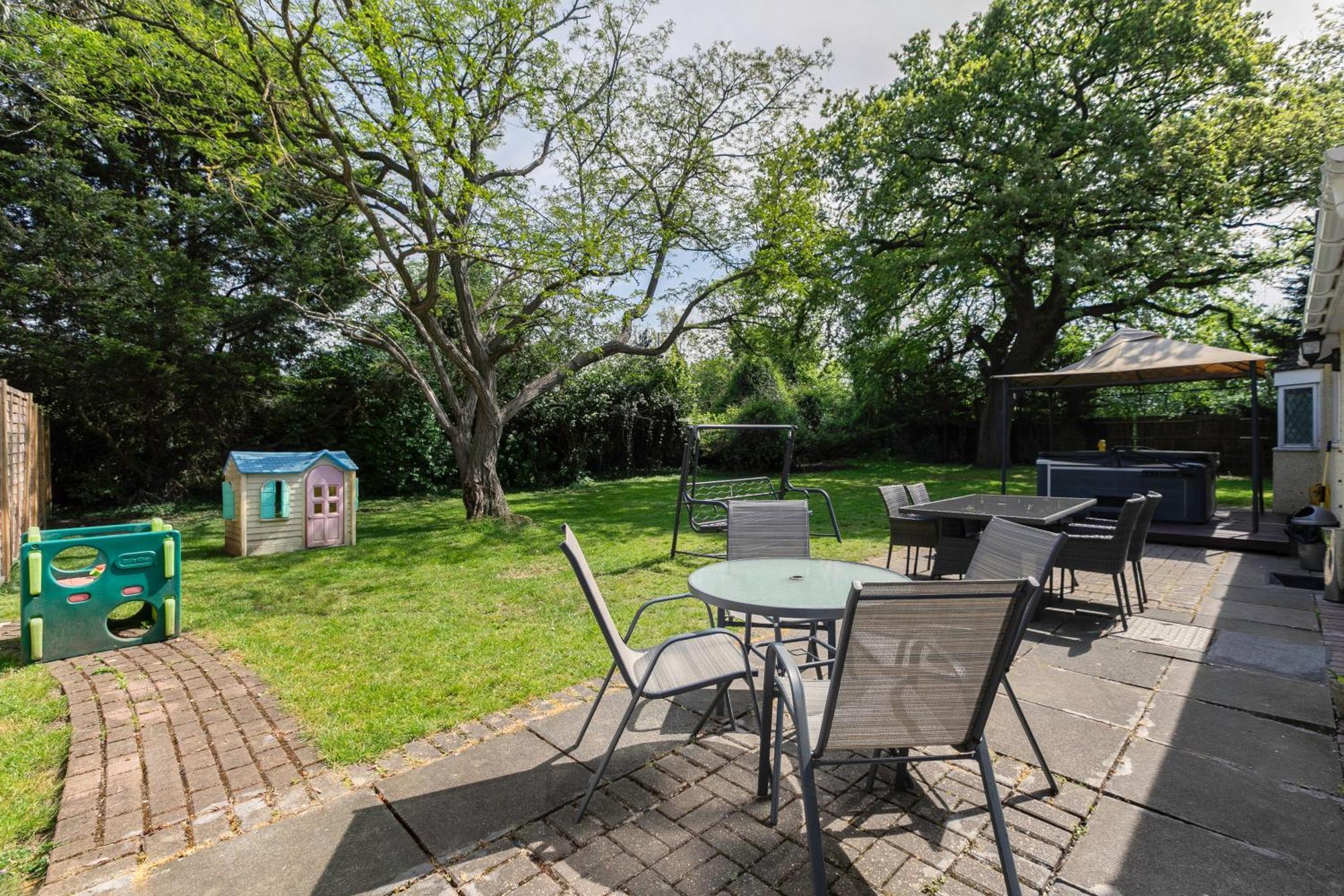 Rural Lodge Stay In Windsor! Hot Tub! Sleeps 20 Bray Zewnętrze zdjęcie