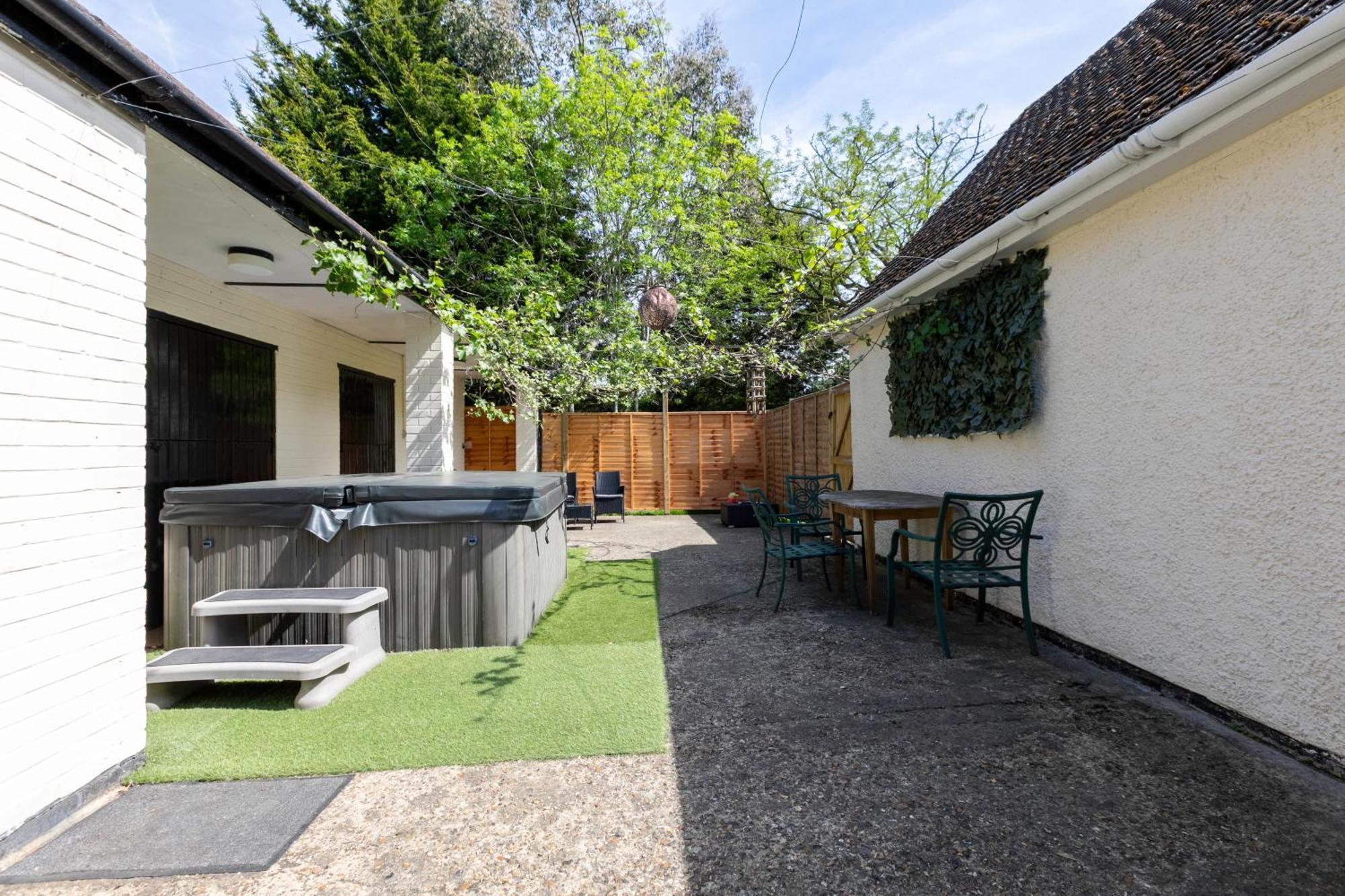Rural Lodge Stay In Windsor! Hot Tub! Sleeps 20 Bray Zewnętrze zdjęcie